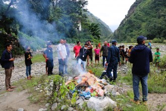 बैतडीका विभिन्न  बजार क्षेत्रमा अनुगमनका क्रममा भेटिएका म्याद नाघेका  ७० हजार  बराबरका अखाद्य बस्तु नष्ट